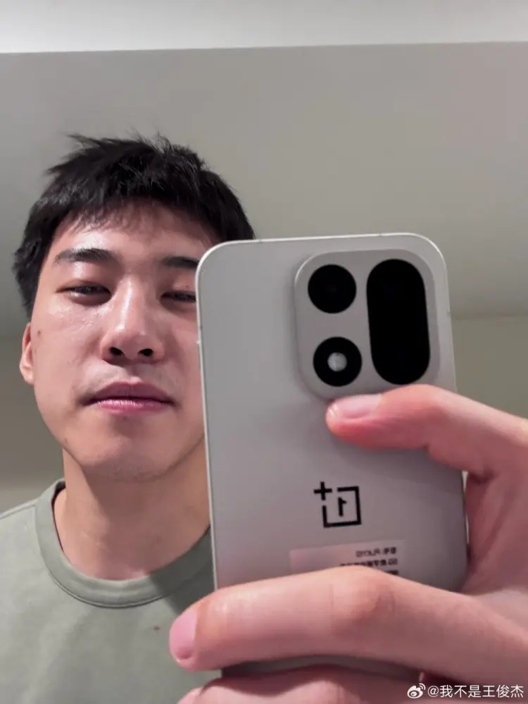 寻牛堂 时隔17天，王俊杰更新社媒，看湖勇大战+宿舍吃火锅，两名队友回复